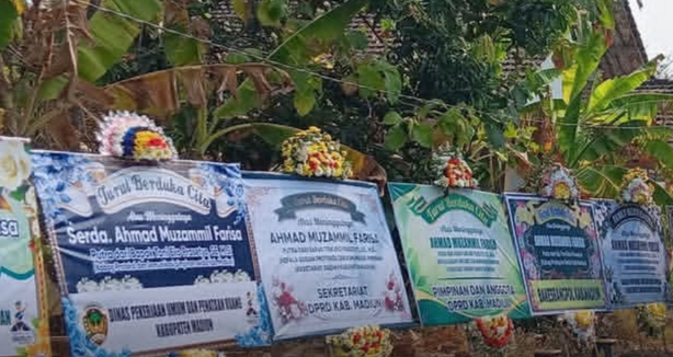 Karangan Bunga atas meninggalnya Serda Ahmad Muzammil Farisa (foto detik_jatim)