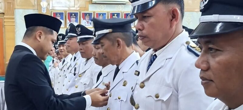 Wabup Sarolangun Gerry Trisatwika melantik 35 Pj Kepala Desa Tahun 2026