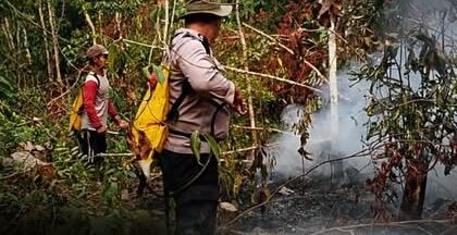 Tim gabungan memadamkan api karhutla di Simpang Terusan, Muara Bulian, Batang Hari