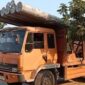 truk pengangkut tiang listrik