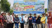 Bupati Monadi dan Wabup Murison bersama warga di Stadion Mini Merpati Hiang