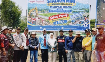 Bupati Monadi dan Wabup Murison bersama warga di Stadion Mini Merpati Hiang