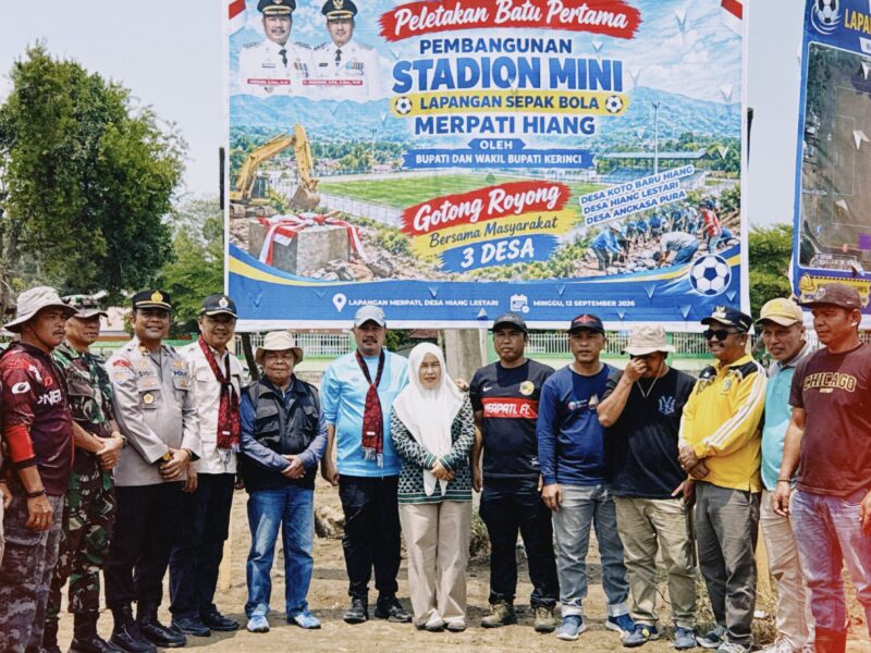 Bupati Monadi dan Wabup Murison bersama warga di Stadion Mini Merpati Hiang