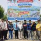 Bupati Monadi dan Wabup Murison bersama warga di Stadion Mini Merpati Hiang