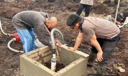 Antisipasi karhutla, Pasukan Brimob II bor sumur di Desa Bakau