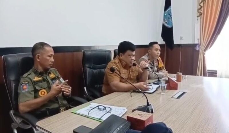 Sekda Merangin, Zulhifni memimpin rapat koordinasi persiapan penertiban di Ruang Rapat Bupati Merangin, Senin (28/9/2026)