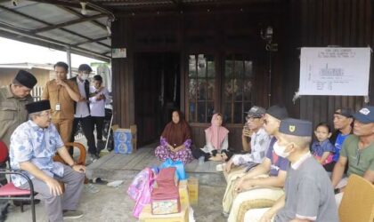Bupati Anwar Sadat menyalurkan bantuan kepada korban bencana di Betara, Bram Itam, dan Tungkal Ilir
