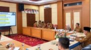 Azhar mengikuti rapat secara virtual melalui Zoom Meeting dari Ruang Pola Kantor Wali Kota Sungai Penuh