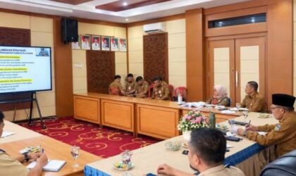 Azhar mengikuti rapat secara virtual melalui Zoom Meeting dari Ruang Pola Kantor Wali Kota Sungai Penuh