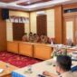 Azhar mengikuti rapat secara virtual melalui Zoom Meeting dari Ruang Pola Kantor Wali Kota Sungai Penuh