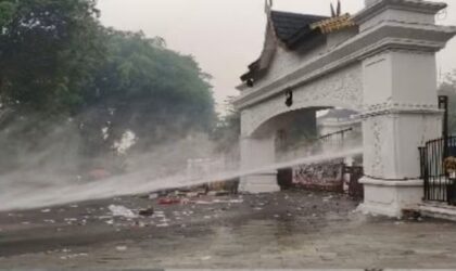 Demo Kabut Asap di DPRD Jambi Ricuh, Massa Desak Al Haris Bertindak