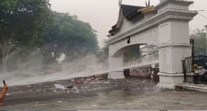 Demo Kabut Asap di DPRD Jambi Ricuh, Massa Desak Al Haris Bertindak