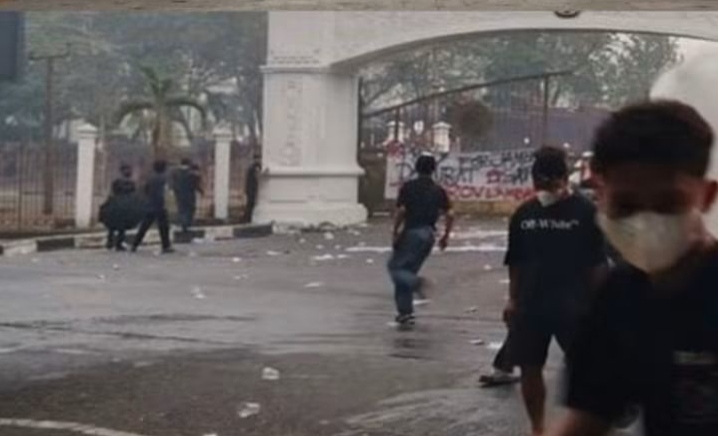 Rakyat Jambi Marah, Pagar Kantor Gubernur Jebol