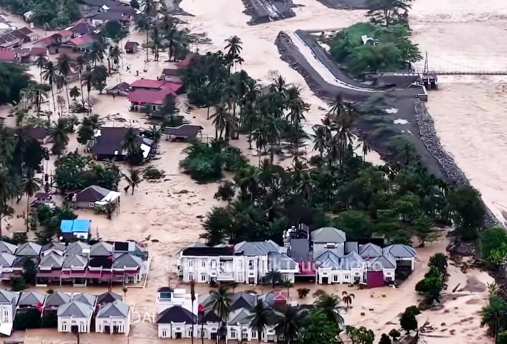 Banjir Terjang Padang, Arus Deras Terekam Video