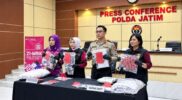 7 Fakta TPPO Surabaya, Pasutri Raup Ratusan Juta dari Eksploitasi Seksual SURABAYA, Aksarabrita.com // Direktorat Reserse PPA-PPO Polda Jawa Timur membongkar kasus Tindak Pidana Perdagangan Orang (TPPO) bermodus eksploitasi seksual di sebuah hotel di Surabaya. Polisi menetapkan sepasang suami istri sebagai tersangka karena diduga mengeksploitasi korban demi meraup keuntungan ratusan juta rupiah. Kedua tersangka menuntut korban melayani minimal 10 pria setiap hari tanpa libur. Mereka bahkan memaksa korban tetap bekerja saat menstruasi. Berikut tujuh fakta kasus TPPO yang diungkap Polda Jawa Timur. 1. Pasutri Mengendalikan Praktik Eksploitasi Seksual Polisi menetapkan ADR, perempuan asal Sidoarjo, dan AA, laki-laki asal Sukabumi, sebagai tersangka. Keduanya merupakan pasangan suami istri yang diduga menjalankan praktik eksploitasi seksual. Mereka membagi tugas untuk merekrut korban, mencari pelanggan, dan mengatur transaksi. 2. Pelaku Menjebak Korban dengan Tawaran Pekerjaan Kasus ini bermula ketika korban mencari pekerjaan. Seorang teman kemudian memberikan kontak ADR kepada korban. ADR menawarkan pekerjaan kepada korban. Namun, setelah korban bergabung dengan jaringan tersebut, ADR menampung korban di sebuah hotel di Surabaya dan memaksanya menjadi pekerja seks komersial (PSK). 3. Korban Harus Melayani 300 Pria Sebulan Para tersangka menetapkan target yang berat dan tidak manusiawi. Mereka menuntut korban melayani minimal 10 pria setiap hari selama sebulan tanpa libur. Target tersebut mencapai sekitar 300 pria dalam satu bulan. Para tersangka bahkan tetap menuntut korban bekerja saat menstruasi. Dirres PPA-PPO Polda Jatim Kombes Ganis Setyaningrum mengungkapkan fakta tersebut dalam konferensi pers di Mapolda Jatim, Kamis (15/10/2026). "Korban dipaksa oleh tersangka untuk melayani sehari minimal adalah 10 orang. Selama sebulan berturut-turut tidak putus, bahkan pada saat mohon maaf dia sedang haid atau menstruasi juga harus tetap melayani," kata Ganis. 4. Pelaku Menunda Pembayaran Jika Target Meleset Para tersangka menerapkan sistem pembayaran yang menekan korban. Jika korban gagal memenuhi target harian, mereka menunda pembayaran jasa korban. Selain itu, para tersangka menghitung kekurangan target sebagai beban pada bulan berikutnya. Sistem tersebut menambah tekanan terhadap korban agar terus memenuhi permintaan pelanggan. 5. Suami Istri Membagi Tugas ADR mengendalikan operasional praktik prostitusi tersebut. Ia merekrut dan menampung korban, menentukan tarif, serta menguasai seluruh pendapatan korban. Sementara itu, AA bertugas mencari pelanggan dan mengatur pesanan melalui grup komunikasi. Ia juga menghubungkan pelanggan dengan korban sebagai joki atau operator. 6. Pelaku Meraup Keuntungan Rp540 Juta Penyidik mencatat praktik tersebut berlangsung sejak Februari hingga Juli 2026. Selama enam bulan, ADR diperkirakan meraup keuntungan bersih Rp75 juta per bulan atau total Rp450 juta. Sementara itu, AA menerima imbalan Rp50 ribu untuk setiap pesanan. Polisi memperkirakan pendapatan AA mencapai Rp15 juta per bulan atau total Rp90 juta selama periode tersebut. Dengan demikian, total keuntungan dan pendapatan yang diperkirakan polisi dari kedua tersangka mencapai Rp540 juta selama enam bulan. 7. Polisi Siapkan Pemberatan Hukuman Penyidik menjerat kedua tersangka dengan ketentuan dalam undang-undang tentang Tindak Pidana Perdagangan Orang (TPPO). Polisi juga menyiapkan pemberatan hukuman karena para tersangka diduga menjalankan praktik tersebut secara berulang sebagai mata pencaharian. Ganis Setyaningrum menegaskan bahwa penyidik akan menerapkan ketentuan pemberatan hukuman sesuai aturan hukum. "Artinya nanti ada penambahan dan kita menambah hukuman atau pemberatan terhadap hukuman terhadap tersangka," pungkas Ganis. Kasus ini kembali menyoroti praktik perdagangan orang yang mengeksploitasi korban demi keuntungan finansial. Penegakan hukum diharapkan mampu melindungi korban dan mencegah pelaku menjalankan modus serupa.
