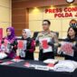 7 Fakta TPPO Surabaya, Pasutri Raup Ratusan Juta dari Eksploitasi Seksual  SURABAYA, Aksarabrita.com // Direktorat Reserse PPA-PPO Polda Jawa Timur membongkar kasus Tindak Pidana Perdagangan Orang (TPPO) bermodus eksploitasi seksual di sebuah hotel di Surabaya. Polisi menetapkan sepasang suami istri sebagai tersangka karena diduga mengeksploitasi korban demi meraup keuntungan ratusan juta rupiah.  Kedua tersangka menuntut korban melayani minimal 10 pria setiap hari tanpa libur. Mereka bahkan memaksa korban tetap bekerja saat menstruasi.  Berikut tujuh fakta kasus TPPO yang diungkap Polda Jawa Timur.  1. Pasutri Mengendalikan Praktik Eksploitasi Seksual  Polisi menetapkan ADR, perempuan asal Sidoarjo, dan AA, laki-laki asal Sukabumi, sebagai tersangka. Keduanya merupakan pasangan suami istri yang diduga menjalankan praktik eksploitasi seksual.  Mereka membagi tugas untuk merekrut korban, mencari pelanggan, dan mengatur transaksi.  2. Pelaku Menjebak Korban dengan Tawaran Pekerjaan  Kasus ini bermula ketika korban mencari pekerjaan. Seorang teman kemudian memberikan kontak ADR kepada korban.  ADR menawarkan pekerjaan kepada korban. Namun, setelah korban bergabung dengan jaringan tersebut, ADR menampung korban di sebuah hotel di Surabaya dan memaksanya menjadi pekerja seks komersial (PSK).  3. Korban Harus Melayani 300 Pria Sebulan  Para tersangka menetapkan target yang berat dan tidak manusiawi. Mereka menuntut korban melayani minimal 10 pria setiap hari selama sebulan tanpa libur.  Target tersebut mencapai sekitar 300 pria dalam satu bulan. Para tersangka bahkan tetap menuntut korban bekerja saat menstruasi.  Dirres PPA-PPO Polda Jatim Kombes Ganis Setyaningrum mengungkapkan fakta tersebut dalam konferensi pers di Mapolda Jatim, Kamis (15/10/2026).  