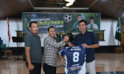Pers Kerinci Hadiahkan Kostum Laskar Tanah Surga kepada Bupati Batanghari
