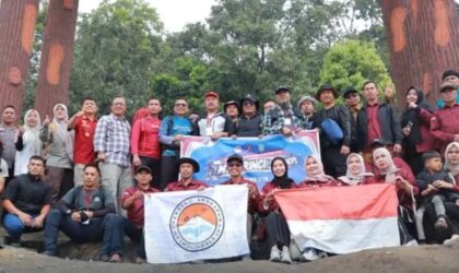 Bupati Kerinci Monadi melepas 28 pemuda untuk mendaki Gunung Kerinci