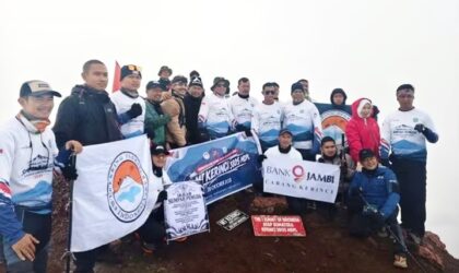 Monadi Ukir Sejarah, Kumandangkan Sumpah Pemuda di Puncak Gunung Kerinci