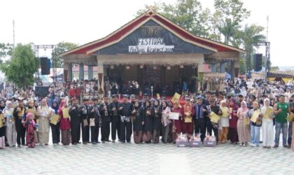 Bupati Monadi menutup Festival Budaya Kerinci 2026 di Dermaga Danau Kerinci