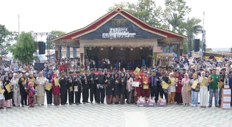 Bupati Monadi menutup Festival Budaya Kerinci 2026 di Dermaga Danau Kerinci