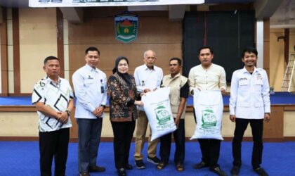 Wawako Azhar Hadiri Aksi Sosial, Petani Sungai Penuh dan Kerinci Terima Pupuk Organik
